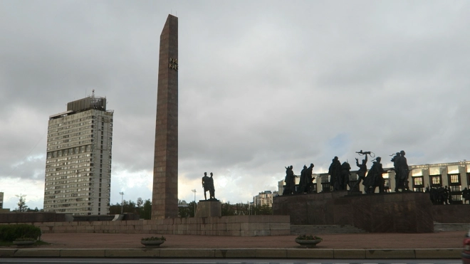 В Петербурге возложили цветы и венки к мемориалам на Пискаревском кладбище и площади Победы
