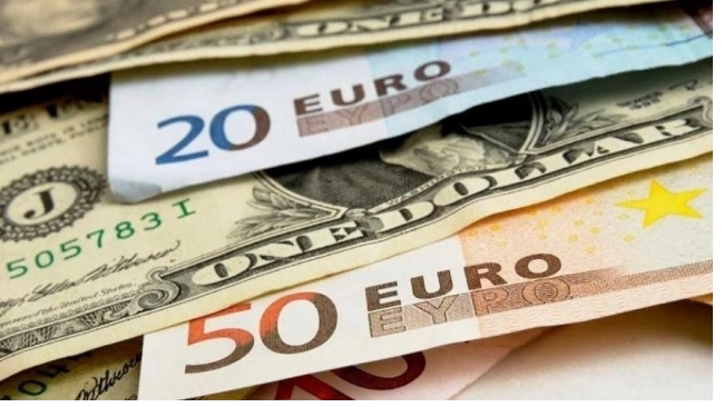 Банк Русский Стандарт спрогнозировал курс доллара и евро до конца 2021 года