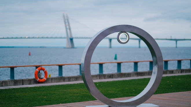 В "Севкабель Порту" появился новый арт-объект в виде огромного кольца