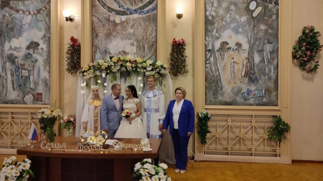В День семьи, любви и верности в ЗАГСах Ленобласти зарегистрировали 134 пары