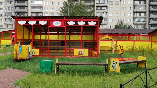 В Петербурге пьяный отчим оставил на детской площадке коляску с младенцем