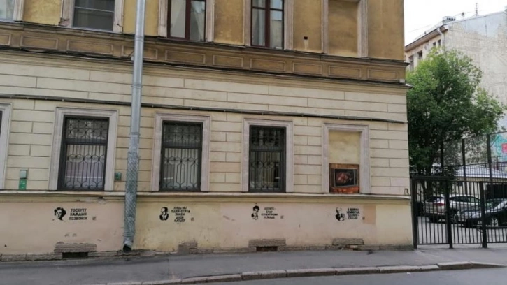 Битва с артами: на Петроградской стороне коммунальщики закрасили граффити с поэтами
