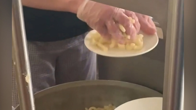 В школе в Дзержинске отстранили от работы повара, накладывавшего еду руками