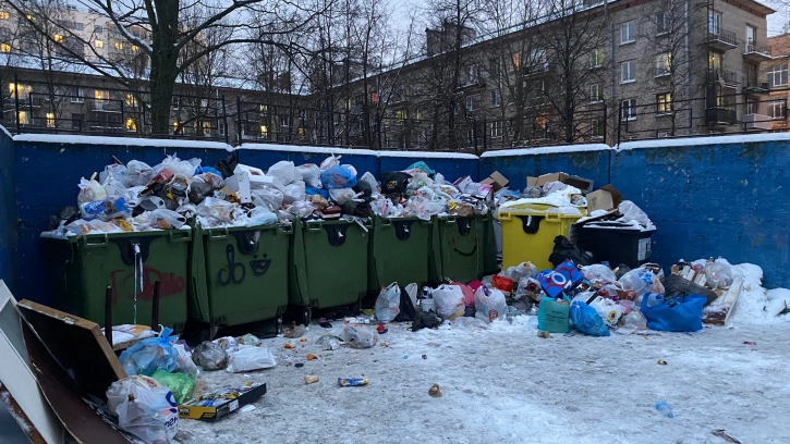 Во дворах Петербурга продолжает копиться мусор