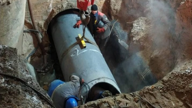 Специалисты "Теплосети" продолжают устранять прорыв трубы на Дыбенко 