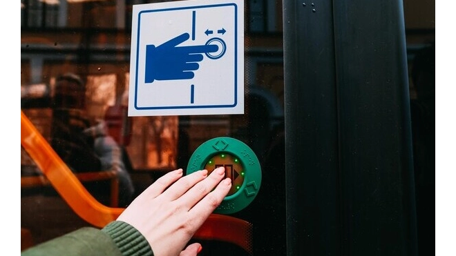 Петербуржцам предложили открывать двери трамваев и троллейбусов с помощью кнопки