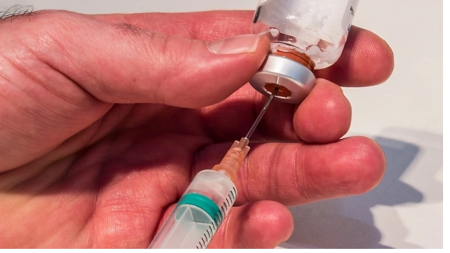Центр Гамалеи: прививка защищает от тяжелого течения при заражении омикрон-штаммом COVID-19