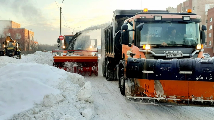 За сутки с улиц Петербурга вывезли более 2 тысяч самосвалов снега 