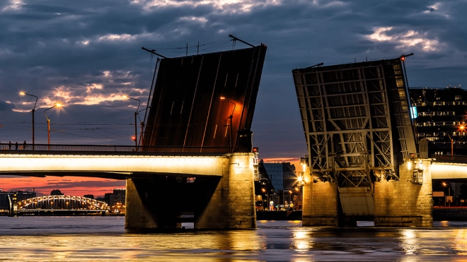 В ночь на 28 марта в Петербурге будут разведены 4 моста