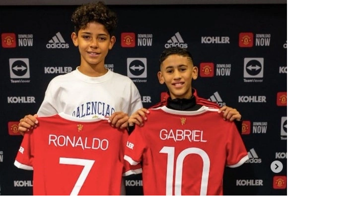 Сын Роналду подписал контракт с "Манчестер Юнайтед" и взял игровой номер отца