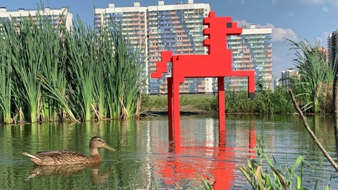 В Мурино появился красный пиксельный конь в водоеме