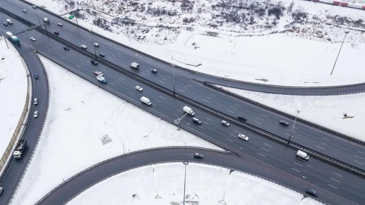 Из-за снега и мороза на КАДе ограничили скорость до 70 км/ч