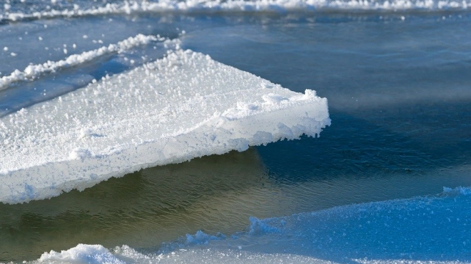 В Таганрогском заливе более 20 человек оказались на оторвавшейся льдине
