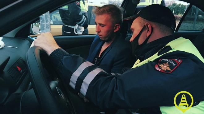 Пьяный таксист пытался уйти от полиции по газону на севере Петербурга