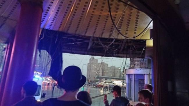 Во время грозы на станции метро ”Пионерская” обрушилась крыша фастфуда