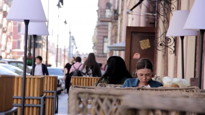 В Петербурге откроются более тысячи летних кафе