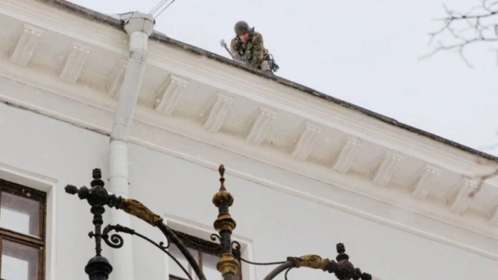 Крыши петербургских зданий очищают от снега 3,5 тыс. дворников