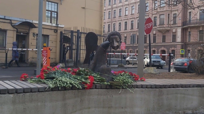 В Петербурге открыли памятник погибшим медикам "Печальный ангел"