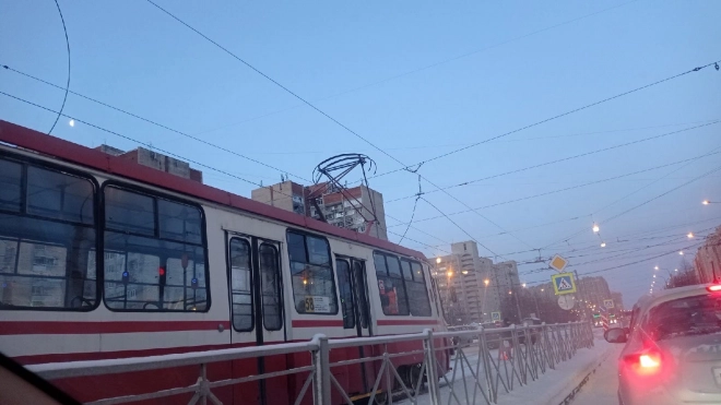 На Есенина парализовало движение трамваев из-за обрыва контактной сети
