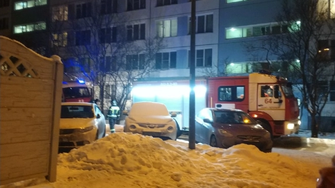 Ночью на Софийской улице тушили горящий мусоропровод