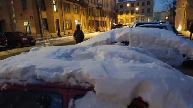 В Петербурге работники ЖЭКа разбили автомобиль глыбой льда