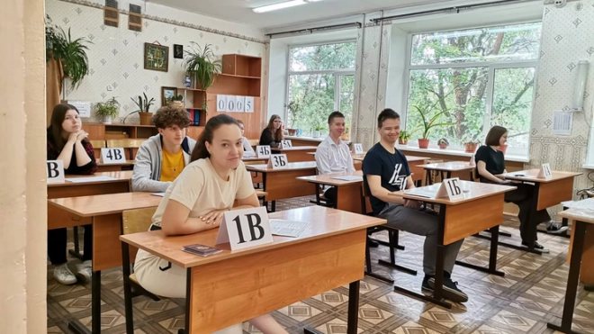 Школьница из Тихвина стала одной из 16 выпускников РФ, сдавших ЕГЭ по трем предметам на 300 баллов