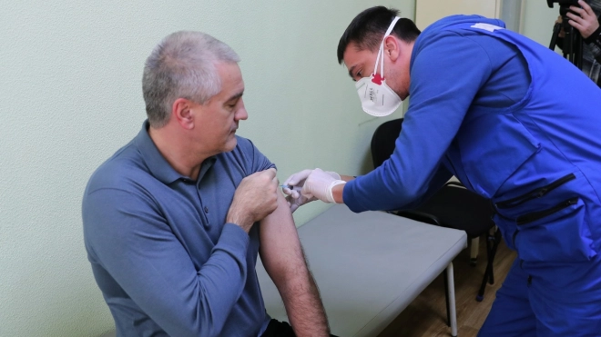 Аксенов привился вторым компонентом вакцины "Спутник V"
