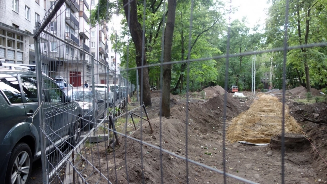 Спорный двор со срубленными деревьями на 2-м Муринском благоустроили вопреки недовольству местных