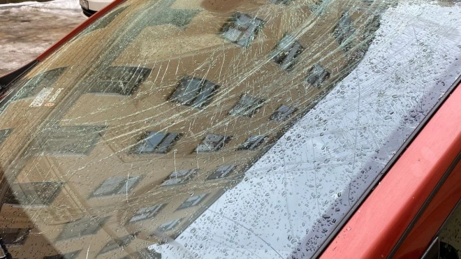 Упавшие с крыши дома на Невском ледяные глыбы повредили автомобили