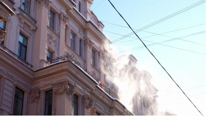 Глыба льда упала на жительницу Колпино в центре Петербурга