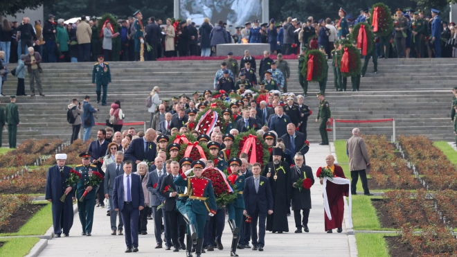85 лет назад началась блокада Ленинграда: на Пискаревском кладбище почтили память погибших