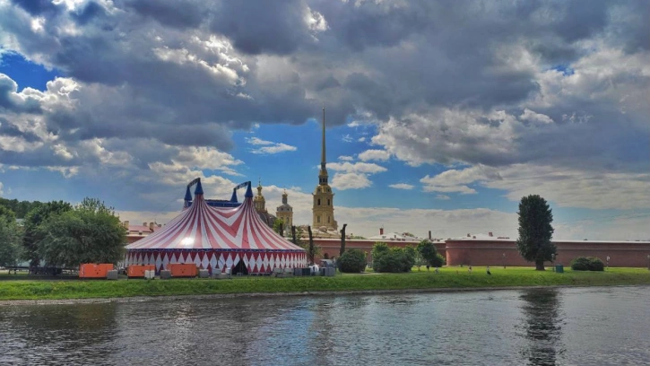  У Петропавловской крепости в Петербурге установили цирковой шатер 