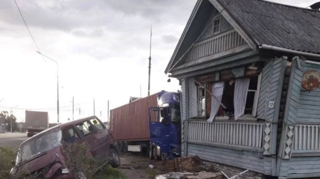 В Новгородской области грузовик врезался в жилой дом