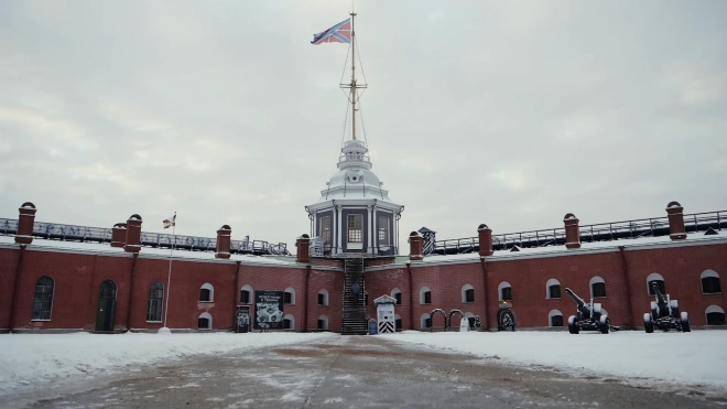 У Петропавловской крепости в Петербурге 6 человек упали с аэросаней на лёд