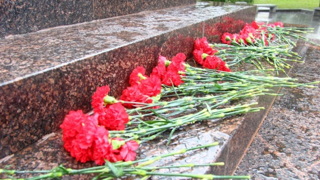 В День города на площади Выборгских полков возложили цветы