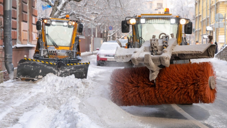 Глава жилищного комитета заявил, что в период снегопадов Петербург убирают меньше работников, чем нужно
