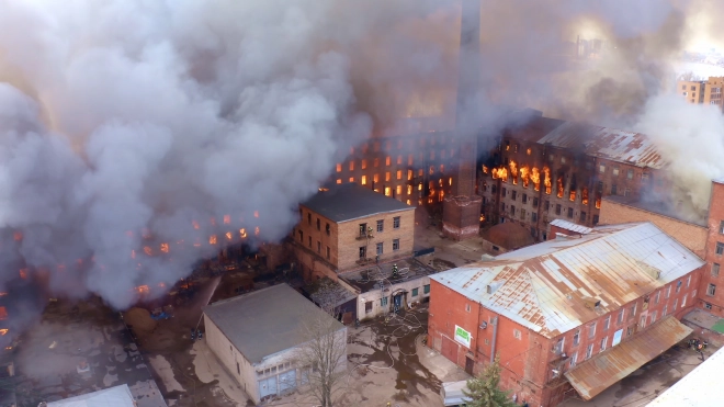 Двое пожарных, пострадавших при тушении "Невской мануфактуры", остаются в тяжелом состоянии