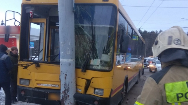 Девять человек пострадали при столкновении автобуса со столбом в Удмуртии