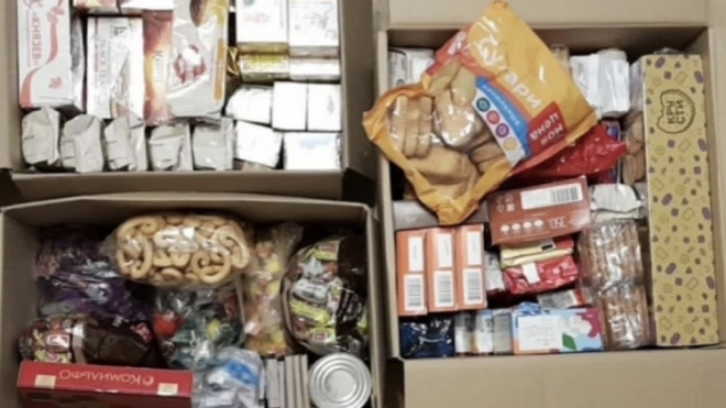 Жители Соснового Бора передали около 20 коробок с гуманитарным грузом в военный госпиталь