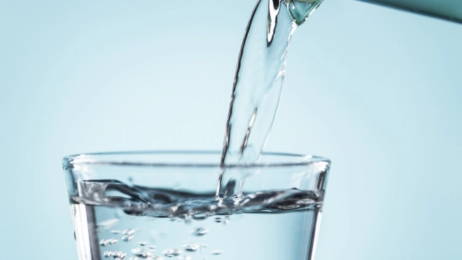 Более 50 процентов проб питьевой воды в Петербурге показали нарушения по микробиологии