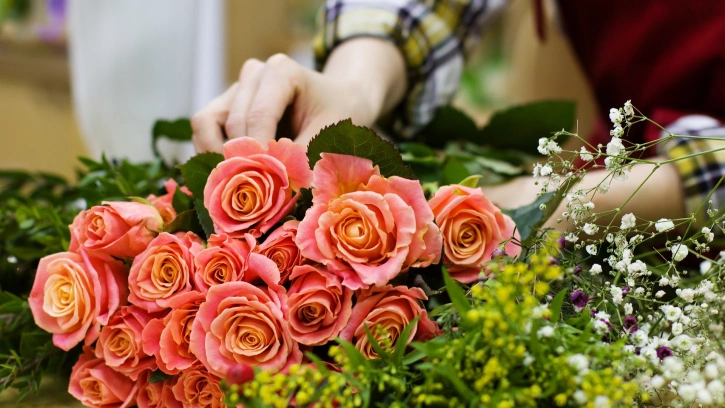 В преддверии 8 марта в Петербург привезли 9,6 тонн цветов 
