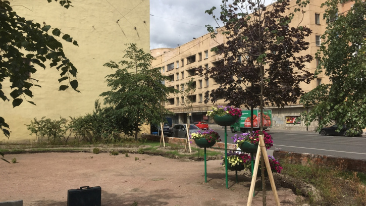 В сквере на улице Лабутина продолжаются работы по благоустройству В сквере на улице Лабутина продолжаются работы по благоустройству
