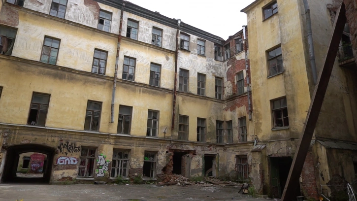 Почти четыре тысячи квадратных метров аварийного жилья расселили в Петербурге за два года 