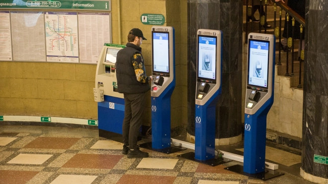 На станции "Автово" установили новые автоматы для пополнения проездных