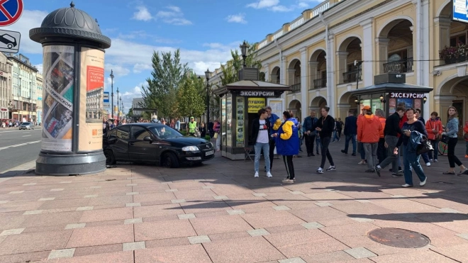 В Петербурге иномарку вынесло на тротуар Невского проспекта