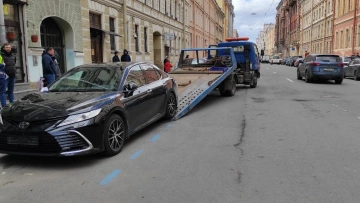 С платной парковки в центре Петербурга забрали машины