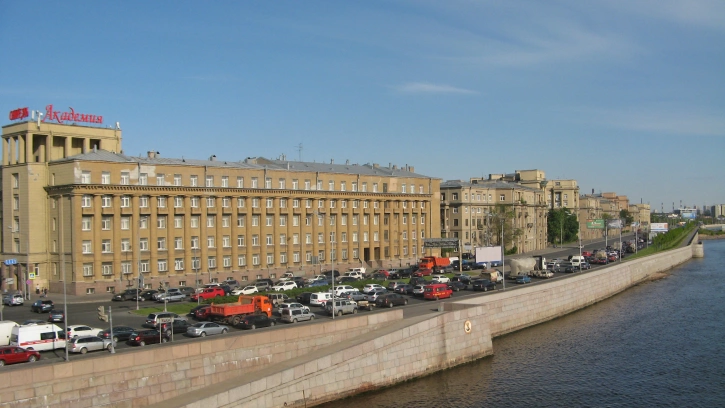 В Петербурге на Малоохтинскую набережную попасть можно только в обход