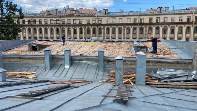 На "Чернышевской" начался демонтаж облицовки фасадов и деревянной кровли