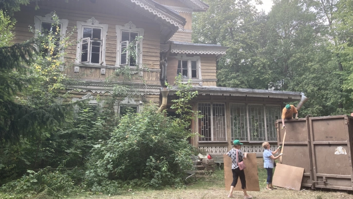 Второй сезон волонтерских акций по сохранению памятников деревянной архитектуры стартовал в Петербурге 