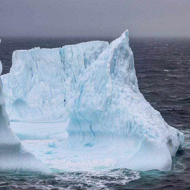 Глыба льда на воде. Ледяная глыба. Айсберг. Айсберги в индийском океане. Глыба айсберга.